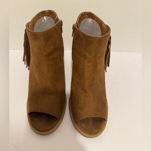 Soda Fringe Peep Toed Side Zip Suede Ankle Booties Size 8.5 
Brown